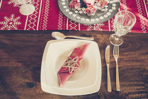 Gedeckter Esstisch mit Weihnachtsdekoration, lizenzfreies Stockfoto