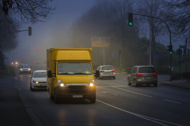 Deutschland, Grevenbroich, Straßenverkehr an einem trüben Novembermorgen - FRF000137