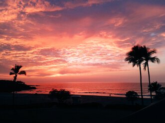 USA, Hawaii, Hawaii, Sonnenuntergang am Hapuna Beach - BRF000859