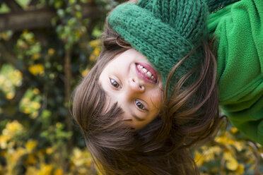 Porträt eines lächelnden Mädchens mit grünem Halstuch - LVF002412