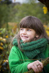 Porträt eines lächelnden Mädchens mit grünem Halstuch - LVF002411
