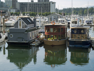 Canada, British Columbia, Vancouver, Harbour with house boats - HLF000794
