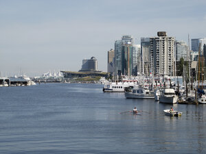 Kanada, British Columbia, Vancouver, Yachthafen mit Booten vor Wolkenkratzern - HLF000793