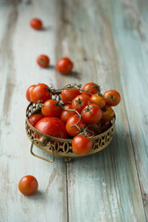 Metal bowl of cherry tomatoes on wood - MYF000753