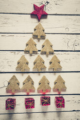 Weihnachtsbaum aus Tannenbäumen und kleinen roten Weihnachtsgeschenkkartons - SARF001113