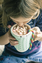 Young girl drinking hot chocolate with marshmallows - SARF001118