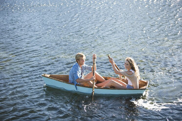Junges Paar in einem Ruderboot auf einem See - ZEF002334