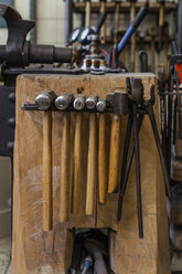 Werkzeuge in einer Werkstatt eines Messermachers - TCF004403