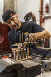 Messermacher in der Werkstatt bei der Arbeit - TCF004406