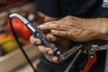 Messermacher in der Werkstatt bei der Arbeit - TCF004410