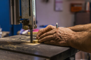 Messermacher in der Werkstatt bei der Arbeit - TCF004413