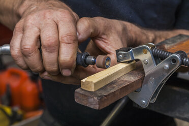 Messermacher in der Werkstatt bei der Arbeit - TCF004415