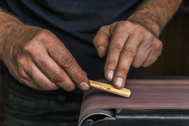 Messermacher in der Werkstatt bei der Arbeit - TCF004458