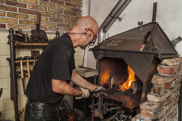 Messermacher in der Werkstatt bei der Arbeit - TCF004421