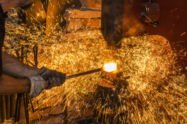 Messermacher in der Werkstatt bei der Arbeit - TCF004428