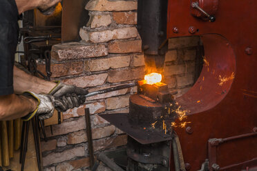 Messermacher in der Werkstatt bei der Arbeit - TCF004429