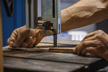 Messermacher in der Werkstatt bei der Arbeit - TCF004431