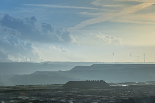 Deutschland, Nordrhein-Westfalen, Tagebau Garzweiler, im Hintergrund Braunkohlekraftwerk und Windkraftanlagen - FRF000141