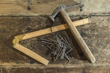 Vintage-Hammer, Nägel und Taschenregel auf Holz - DEGF000012