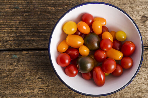 Schale mit verschiedenen Mini-Tomaten auf Holz - ODF000910