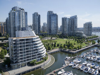 Kanada, British Columbia, Vancouver, Blick vom Lookout Tower auf Wolkenkratzer, Stadtpark und Jachthafen im Vordergrund - HLF000799