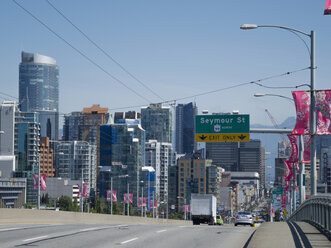 Kanada, British Columbia, Vancouver, Granville Street Bridge und Skyline - HLF000800