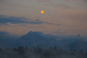 Deutschland, Bayern, Füssen, Morgenlicht bei Vollmond am Hopfensee - WGF000545