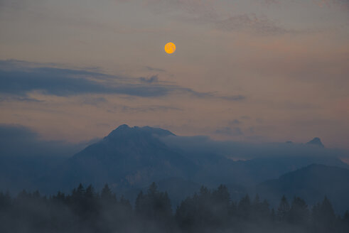 Germany, Bavaria, Fuessen, morning light at full moon at Hopfensee - WGF000545