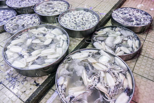 Vietnam, Saigon, Schalen mit verschiedenen Tintenfischen auf dem Zentralmarkt - WEF000299