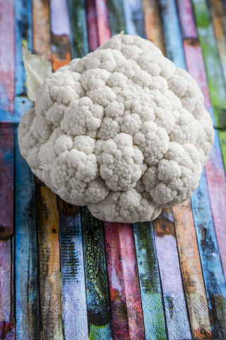 Blumenkohl auf bunten Streifen, lizenzfreies Stockfoto