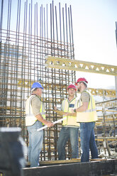 Bauarbeiter im Gespräch auf der Baustelle - ZEF001589