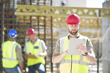 Bauarbeiter mit digitalem Tablet auf der Baustelle - ZEF001594