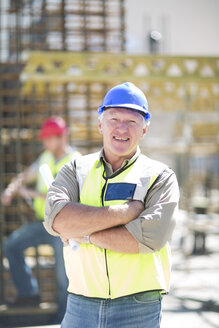 Porträt eines lächelnden Bauarbeiters auf einer Baustelle - ZEF001599