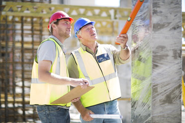 Zwei Bauarbeiter auf einer Baustelle - ZEF001603