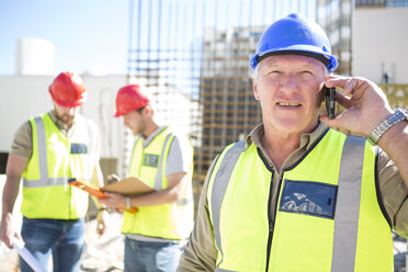 Bauarbeiter telefoniert auf einer Baustelle mit seinem Handy - ZEF001609