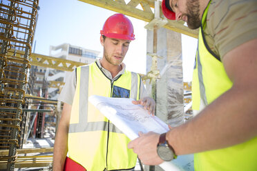 Bauarbeiter diskutieren auf der Baustelle über den Bauplan - ZEF001629