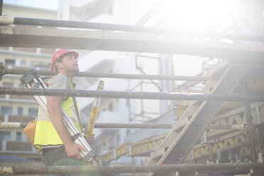 Vermesser auf der Baustelle - ZEF001608