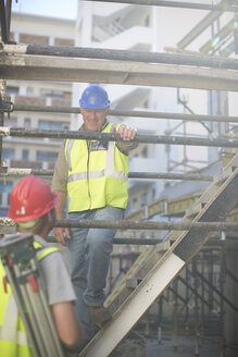 Vermesser und Bauarbeiter auf der Baustelle - ZEF001610