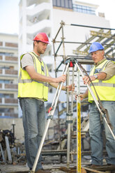 Zwei Vermesser auf der Baustelle - ZEF001613