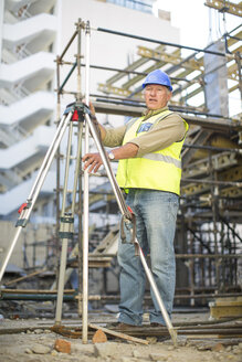 Vermesser auf der Baustelle - ZEF001616