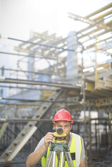 Vermesser auf der Baustelle - ZEF001618