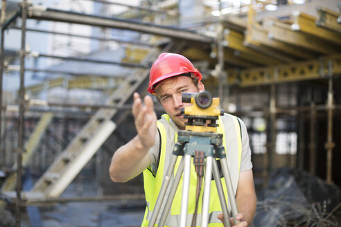 Vermesser auf der Baustelle - ZEF001621