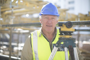 Porträt eines Vermessungsingenieurs auf einer Baustelle - ZEF001619