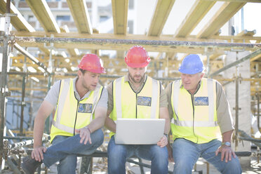 Construction workers with laptop having a break - ZEF001625