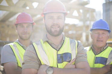 Porträt eines selbstbewussten Bauarbeiters auf einer Baustelle - ZEF001640