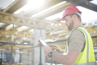 Bauarbeiter verwendet digitales Tablet auf der Baustelle - ZEF001651