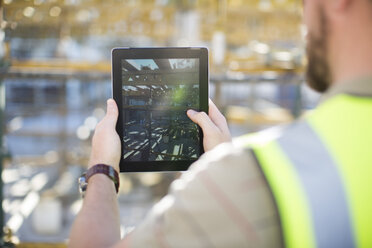 Bauarbeiter verwendet digitales Tablet auf der Baustelle - ZEF001653