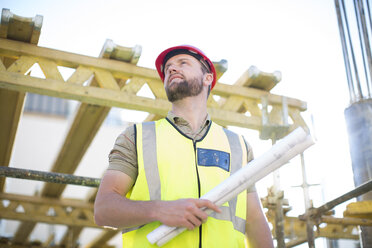 Bauarbeiter mit Blick auf die Baustelle - ZEF001654