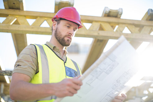 Bauarbeiter beim Lesen eines Plans auf der Baustelle - ZEF001655