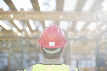 Bauarbeiter mit Schutzhelm auf einer Baustelle - ZEF001645